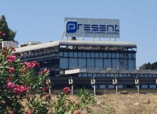 Insegna Present di Roma